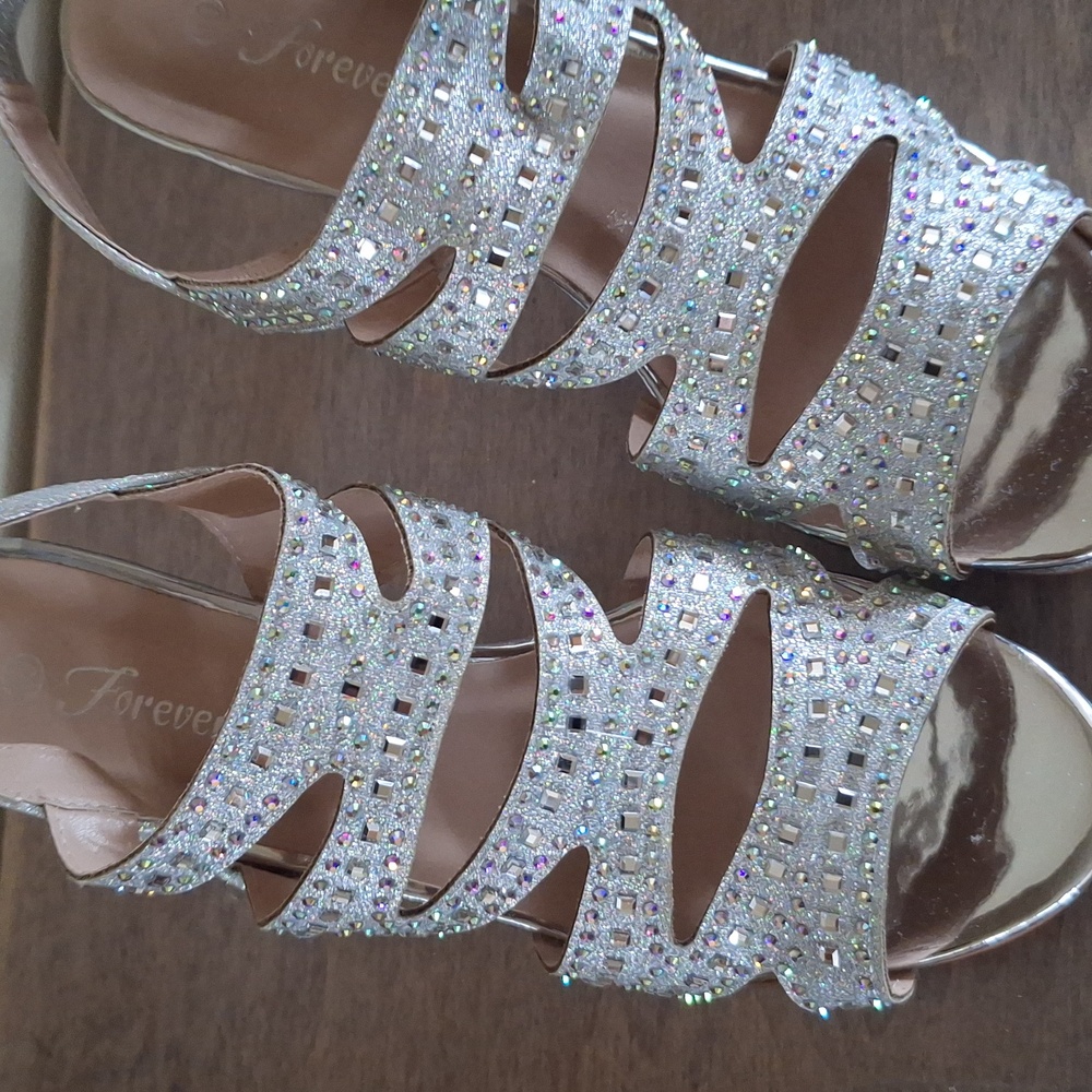 NWT Elegant Silver Strappy Women's Shoes Size 10 - Picture 11 of 16